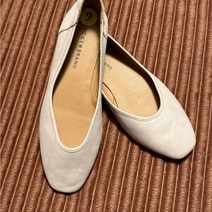 Lucky Brand Women's Elegant Cream Loafers